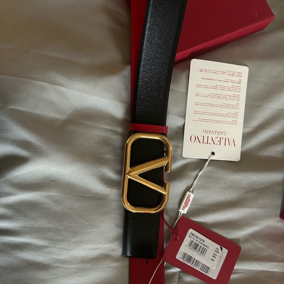 Designer Valentino Garavani Reversible (Red/ Black) Belt - Picture 4 of 7